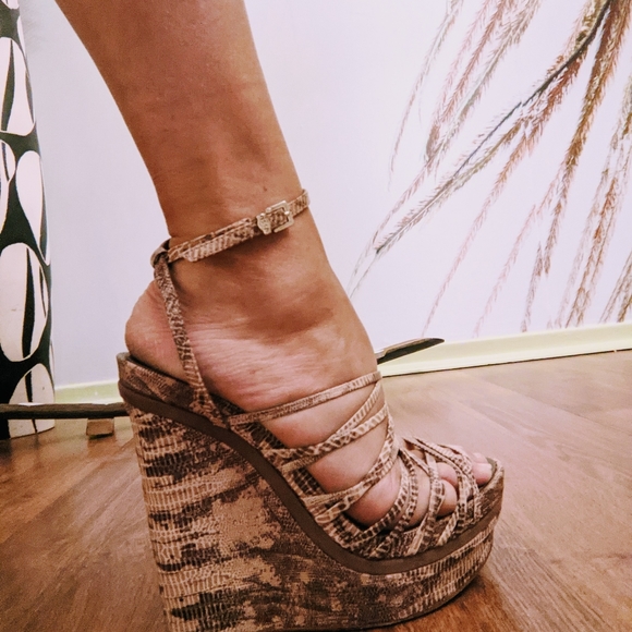 BCBG PITON PLATFORM SANDALS - Picture 8 of 9